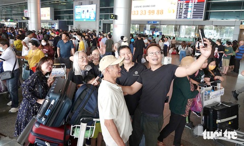 Kiều bào về quê đón Tết như trẩy hội - Ảnh 1. Kiều bào về quê đón Tết như trẩy hội - Ảnh 1.