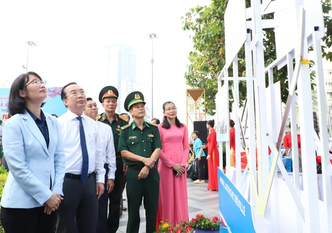 Ngắm nhiều tư liệu quý tại triển lãm ảnh 95 năm tự hào Đảng ta - Ảnh 2. Ngắm nhiều tư liệu quý tại triển lãm ảnh 95 năm tự hào Đảng ta - Ảnh 2.