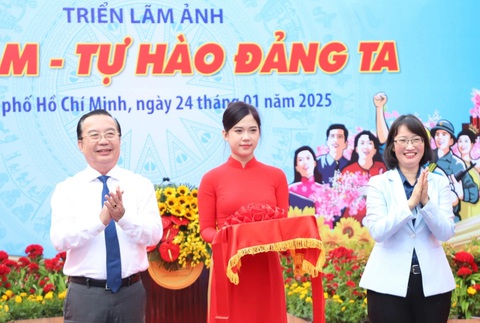 Ngắm nhiều tư liệu quý tại triển lãm ảnh 95 năm tự hào Đảng ta - Ảnh 1. Ngắm nhiều tư liệu quý tại triển lãm ảnh 95 năm tự hào Đảng ta - Ảnh 1.