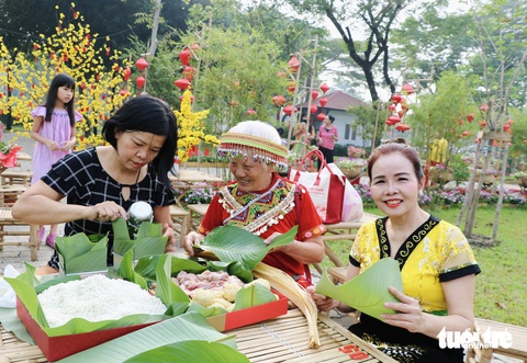 Phó bí thư Thành ủy TP.HCM Nguyễn Phước Lộc dạo góc phố xuân, gói bánh cùng người dân Thủ Đức - Ảnh 3.