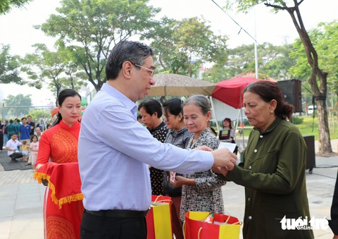 Phó bí thư Thành ủy TP.HCM Nguyễn Phước Lộc dạo góc phố xuân, gói bánh cùng người dân Thủ Đức - Ảnh 5.