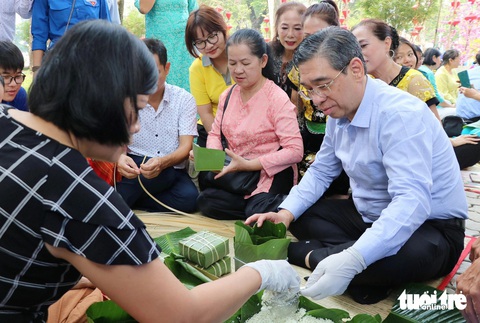 Phó bí thư Thành ủy TP.HCM Nguyễn Phước Lộc dạo góc phố xuân, gói bánh cùng người dân Thủ Đức - Ảnh 8.