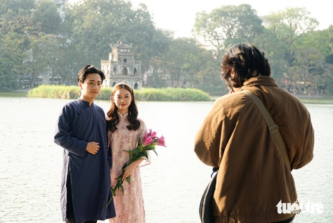Ngày cuối năm chọn xuống phố chụp ảnh áo dài đón Tết - Ảnh 1. Ngày cuối năm chọn xuống phố chụp ảnh áo dài đón Tết - Ảnh 1.