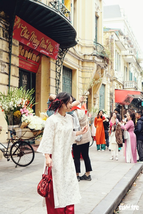 Ngày cuối năm chọn xuống phố chụp ảnh áo dài đón Tết - Ảnh 4. Ngày cuối năm chọn xuống phố chụp ảnh áo dài đón Tết - Ảnh 4.