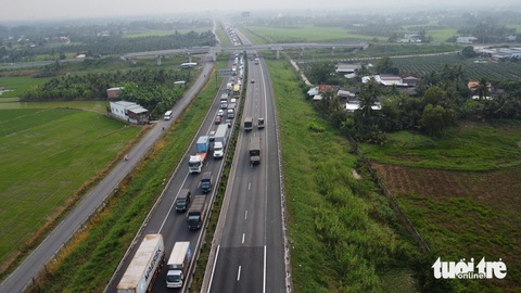Xe đò tranh thủ quay đầu rước khách từ thành phố về quê, cao tốc ùn ứ - Ảnh 3.