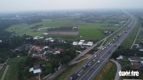 Xe đò tranh thủ quay đầu rước khách từ thành phố về quê, cao tốc ùn ứ - Ảnh 4.