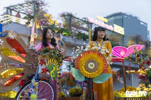 Gần 700 nhà vườn tham gia chợ hoa xuân Trên bến dưới thuyền 2025 - Ảnh 4. Gần 700 nhà vườn tham gia chợ hoa xuân Trên bến dưới thuyền 2025 - Ảnh 4.