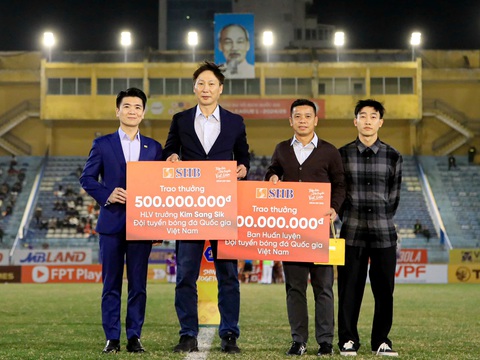 Bầu Hiển thưởng riêng 1 tỉ đồng cho HLV Kim Sang Sik và các trợ lý - Ảnh 1. Bầu Hiển thưởng 1 tỉ đồng cho riêng HLV Kim Sang Sik và các trợ lý - Ảnh 1.