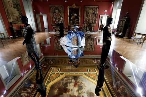 Bảo tàng Louvre lần đầu tiên trở thành điểm triển lãm thời trang - Ảnh 1. Bảo tàng Louvre lần đầu tiên trở thành điểm triển lãm thời trang - Ảnh 1.