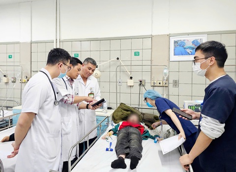 Hàng chục học sinh nhập viện nghi ngộ độc thuốc diệt chuột - Ảnh 1. Hàng chục học sinh nhập viện nghi ngộ độc thuốc diệt chuột - Ảnh 1.