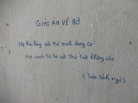 Ảnh vui 25-1: Đi thuê trọ gặp được bút tích của 'anh Toàn đạo lý' - Ảnh 1.