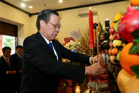 Bí thư Nguyễn Văn Nên, Bộ trưởng Nguyễn Thanh Nghị dâng hương anh hùng liệt sĩ tại TP.HCM - Ảnh 3. Bí thư Nguyễn Văn Nên, Bộ trưởng Nguyễn Thanh Nghị dâng hương anh hùng liệt sĩ tại TP.HCM - Ảnh 3.