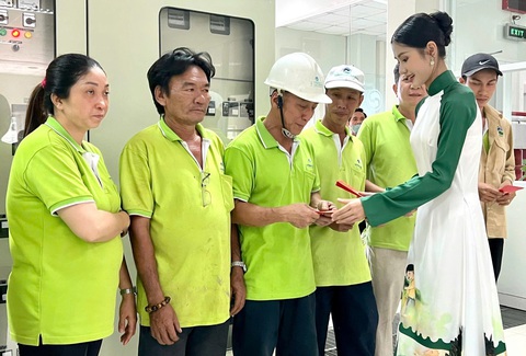Hoa hậu Nguyễn Thanh Hà mang Tết sớm đến công nhân thu gom rác, khởi động các dự án xanh - Ảnh 1. Hoa hậu Nguyễn Thanh Hà mang Tết sớm đến công nhân thu gom rác, khởi động các dự án xanh - Ảnh 1.
