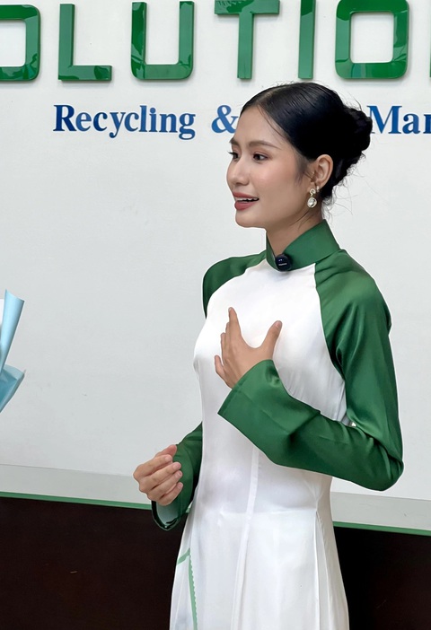 Hoa hậu Nguyễn Thanh Hà mang Tết sớm đến công nhân thu gom rác, khởi động các dự án xanh - Ảnh 2. Hoa hậu Nguyễn Thanh Hà mang Tết sớm đến công nhân thu gom rác, khởi động các dự án xanh - Ảnh 2.