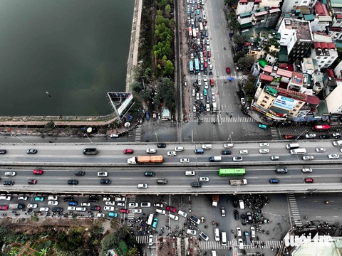 Cửa ngõ phía nam Hà Nội ùn tắc dày đặc, dòng người hối hả về quê nghỉ Tết - Ảnh 4. Cửa ngõ phía nam Hà Nội ùn tắc dày đặc, dòng người vất vả về quê nghỉ Tết - Ảnh 4.