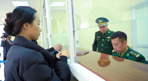 Khôi phục một lối thông quan xuất nhập cảnh với Trung Quốc - Ảnh 1. Khôi phục một lối thông quan xuất nhập cảnh với Trung Quốc - Ảnh 1.