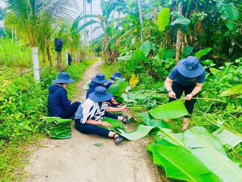 Khách Tây gói bánh chưng, bánh tét, bạn trẻ Việt khen '10 điểm không có nhưng' - Ảnh 4.