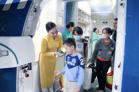 Xúc động với những chuyến bay miễn phí đưa công nhân về quê ăn tết - Ảnh 1. Xúc động với những chuyến bay miễn phí đưa công nhân về quê ăn tết - Ảnh 1.