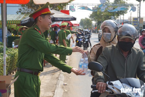 'Tiếp nước' và bánh mì cho người dân về miền Tây ăn Tết - Ảnh 1.