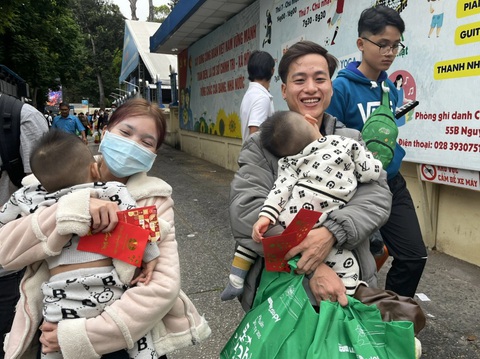Bí thư Nguyễn Văn Nên thăm hỏi, lì xì gia đình công nhân - Ảnh 6.