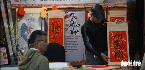 Hội chữ Xuân tại Văn Miếu, thư pháp chữ quốc ngữ được ưa chuộm - Ảnh 2. Hội chữ xuân tại Văn Miếu, thư pháp chữ quốc ngữ được ưa chuộng - Ảnh 2.