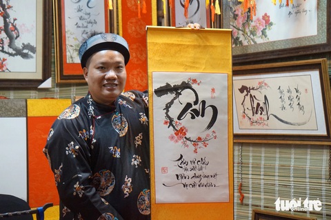 Hội chữ Xuân tại Văn Miếu, thư pháp chữ quốc ngữ được ưa chuộm - Ảnh 8. Hội chữ Xuân tại Văn Miếu, thư pháp chữ quốc ngữ được ưa chuộm - Ảnh 5.