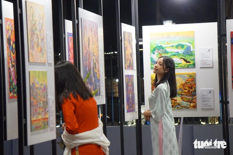 Hội chữ xuân tại Văn Miếu, thư pháp chữ quốc ngữ được ưa chuộm - Ảnh 11. Hội chữ Xuân tại Văn Miếu, thư pháp chữ quốc ngữ được ưa chuộm - Ảnh 8.