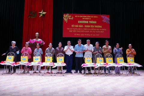'Tết hải đảo - xuân yêu thương' đến với bà con nghèo - Ảnh 1.
