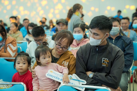 Xúc động với những chuyến bay miễn phí đưa công nhân về quê ăn tết - Ảnh 3. Xúc động với những chuyến bay miễn phí đưa công nhân về quê ăn tết - Ảnh 3.