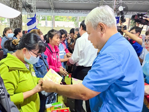 Bí thư Nguyễn Văn Nên thăm hỏi, lì xì gia đình công nhân - Ảnh 5.