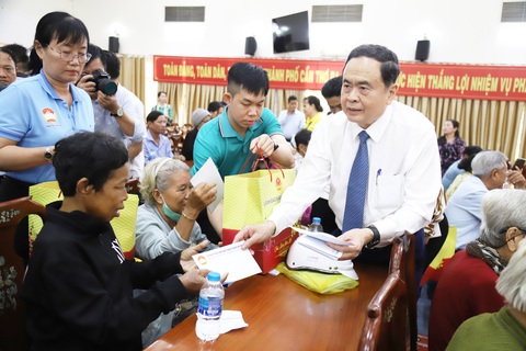 Chủ tịch Quốc hội Trần Thanh Mẫn tặng 500 phần quà Tết tại Cần Thơ - Ảnh 2.