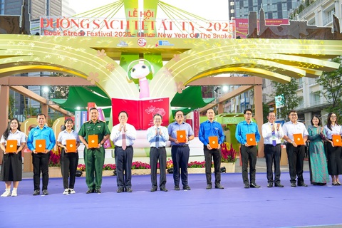 Lễ hội Đường sách Tết Ất Tỵ 2025 kỷ niệm 15 năm tổ chức, sôi nổi hoạt động ký tặng, lì xì sách - Ảnh 6. Lễ hội Đường sách Tết Ất Tỵ 2025 kỷ niệm 15 năm tổ chức, sôi nổi hoạt động ký tặng, lì xì sách - Ảnh 5.