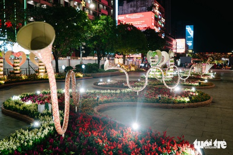 Các 'bé Tỵ' lên đèn lung linh sẵn sàng đón người dân tham quan đường hoa Nguyễn Huệ TP.HCM - Ảnh 10. Đường hoa Nguyễn Huệ, TP.HCM đã sẵn sàng cho giờ khai mạc - Ảnh 11.