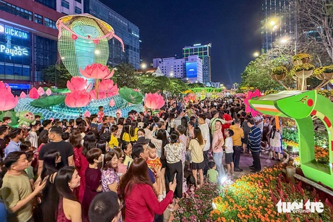 Đường hoa Nguyễn Huệ Xuân Ất Tỵ 2025 khai mạc trong tiết trời mát mẻ, người dân - Ảnh 1.