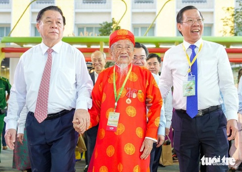 Lễ hội Đường sách Tết Ất Tỵ 2025 kỷ niệm 15 năm tổ chức, sôi nổi hoạt động ký tặng, lì xì sách - Ảnh 2. Lễ hội Đường sách Tết: 15 năm nỗ lực để là nét văn hóa đặc trưng mỗi dịp Tết đến, xuân về - Ảnh 1.