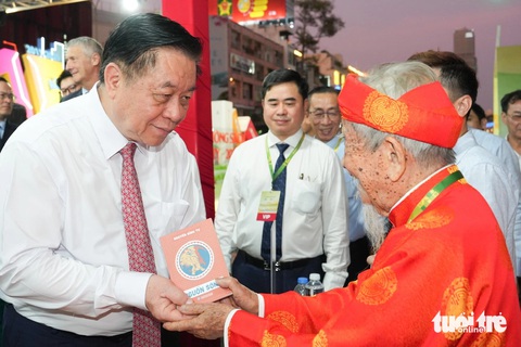 Lễ hội Đường sách Tết Ất Tỵ 2025 kỷ niệm 15 năm tổ chức, sôi nổi hoạt động ký tặng, lì xì sách - Ảnh 1. Lễ hội Đường sách Tết: 15 năm nỗ lực để là nét văn hóa đặc trưng mỗi dịp Tết đến, xuân về - Ảnh 2.