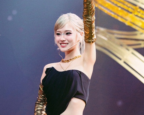 Mỹ nhân Việt trang hoàng nhà đón Tết Ất Tỵ; Sơn Tùng hát tặng fan dịp cuối năm - Ảnh 4. Mỹ nhân Việt trang hoàng nhà đón Tết Ất Tỵ; Sơn Tùng hát tặng fan dịp cuối năm - Ảnh 3.