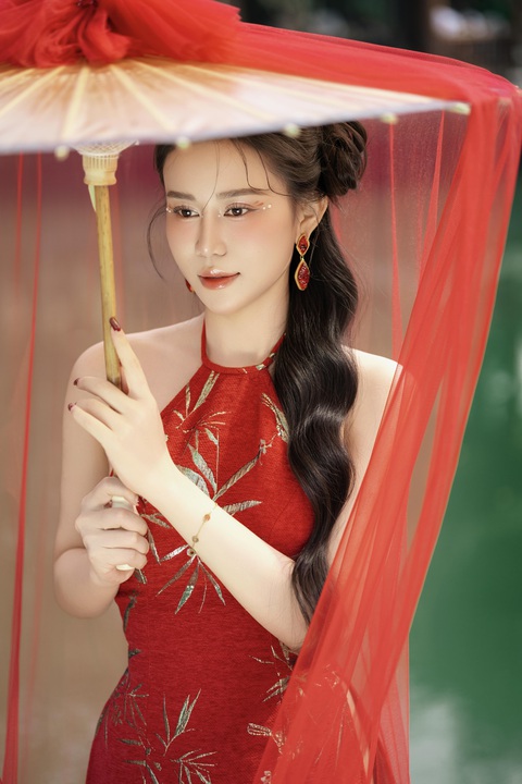 Cao Thùy Trang hoá nàng Xuân khoe sắc e ấp với áo dài, áo yếm - Ảnh 2.