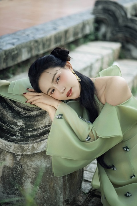 Cao Thùy Trang hoá nàng Xuân khoe sắc e ấp với áo dài, áo yếm - Ảnh 5.