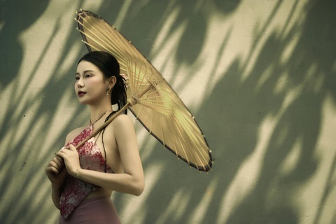 Cao Thùy Trang hoá nàng Xuân khoe sắc e ấp với áo dài, áo yếm - Ảnh 7.