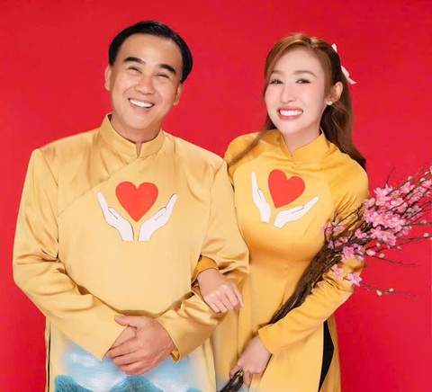 Quyền Linh kính chúc bạn đọc báo Tuổi Trẻ an khang, thịnh vượng - Ảnh 3. Quyền Linh kính chúc bạn đọc báo Tuổi Trẻ an khang, thịnh vượng - Ảnh 2.