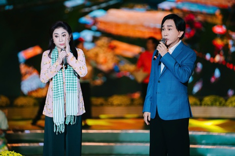 Nghệ sĩ Bạch Tuyết, Thoại Mỹ, Kim Tử Long và những giai điệu tài tử Trên bến dưới thuyền - Ảnh 1. Kim Tử Long, Thoại Mỹ, Bạch Tuyết hát đờn ca tài tử Trên bến dưới thuyền - Ảnh 1.