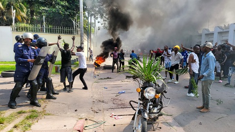 Người biểu tình tức giận vì xung đột ở Congo, tấn công đại sứ quán Pháp, Mỹ, Rwanda - Ảnh 1. Người biểu tình tức giận vì xung đột ở Congo, tấn công đại sứ quán Pháp, Mỹ, Rwanda - Ảnh 1.