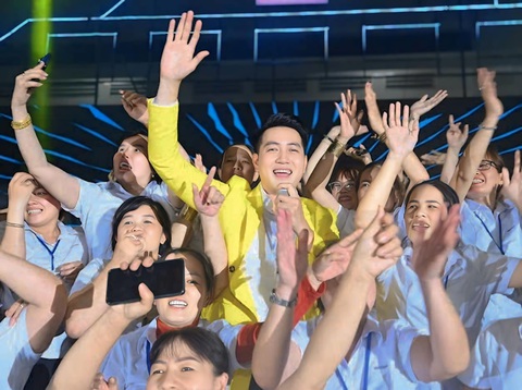Nguyễn Phi Hùng sợ Tết vì mọi người hay hỏi khi nào lấy vợ? - Ảnh 2. Nguyễn Phi Hùng sợ Tết vì mọi người hay hỏi khi nào lấy vợ? - Ảnh 2.