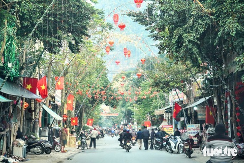 Làng quê phục dựng cây nêu ngày Tết, cả xóm lung linh đèn hoa - Ảnh 3.