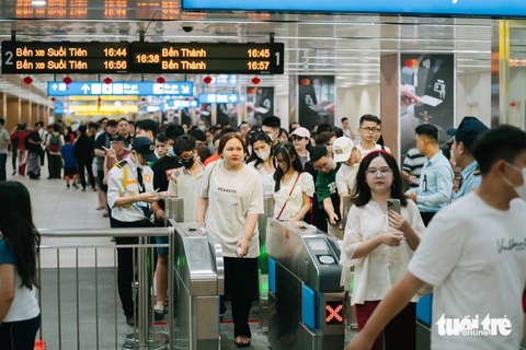 Ke ga Metro Nhà hát TP.HCM đón nườm nượp người dân, du khách đi chơi đường hoa Nguyễn Huệ - Ảnh 1. Metro nườm nượp người đi chơi Đường hoa Nguyễn Huệ - Ảnh 1.