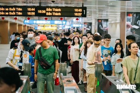 Ke ga Metro Nhà hát TP.HCM đón nườm nượp người dân, du khách đi chơi đường hoa Nguyễn Huệ - Ảnh 6. Metro nườm nượp người đi chơi Đường hoa Nguyễn Huệ - Ảnh 6.