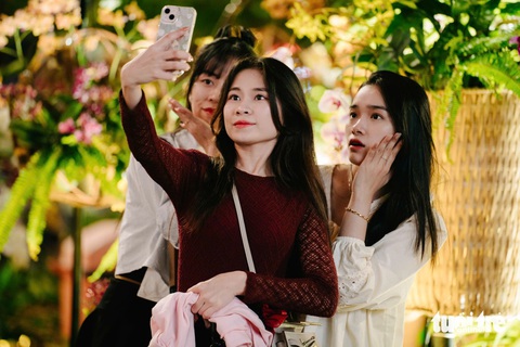 Người dân đổ về các khu vực trung tâm đón năm mới - Ảnh 1. Chúc mừng năm mới Ất Tỵ 2025! - Ảnh 21.