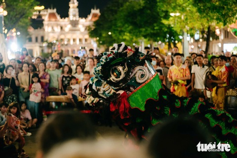 Người dân đổ về các khu vực trung tâm, chờ ngắm pháo hoa và đếm ngược đón năm mới - Ảnh 3. Chúc mừng năm mới Ất Tỵ 2025! - Ảnh 22.