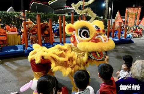 Người dân đổ về các khu vực trung tâm đón năm mới - Ảnh 6. Người dân đổ về các khu vực trung tâm đón năm mới - Ảnh 7.